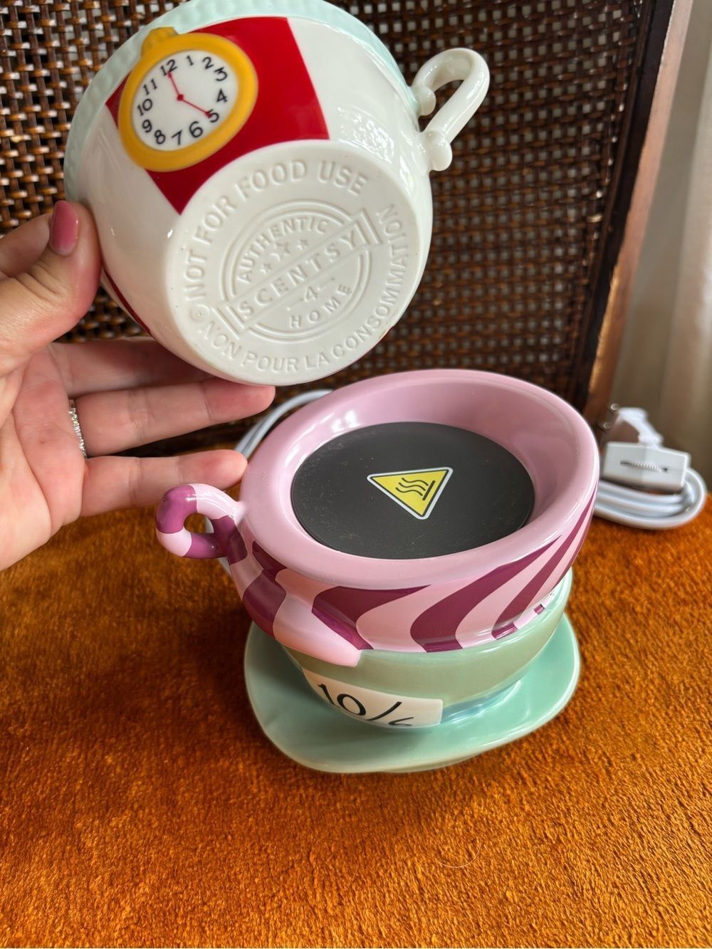 Disney Scentsy Alice Wonderland Teacup Retired Cheshire Cat & Alice Wax Warmer - Picture 3 of 9